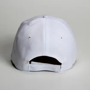 Rückseitige Detailansicht der schlichten weißen Baseballkappe mit verstellbarem Riemen.