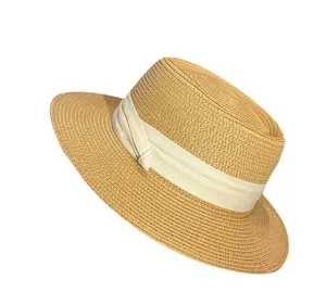 Vista dettagliata cappello di paglia donna, fedora protezione solare mare con nastro.