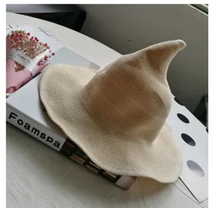 Vista dettaglio cappello strega lavorato a maglia beige, tesa larga sole, materiale morbido traspirante.