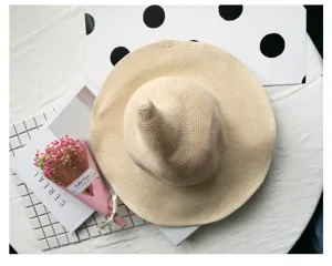 Vista dettagliata di un cappello da strega appuntito beige, tesa larga, cappello estivo.