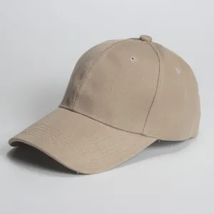 Einfache khakifarbene Baseballkappe mit Ösen und gebogenem Schirm für Sonnenschutz im Freien.