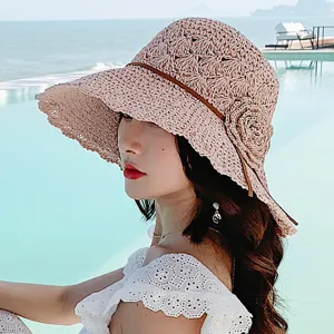 Damen Sommer geflochtener Stroh-Sonnenhut mit Blumendekoration, stylische Strandkappe.