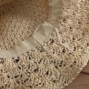 Détail intérieur du chapeau de paille tressé avec bande de sueur et cordon réglable.