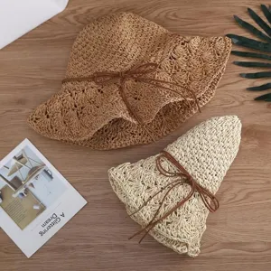 Handgefertigter geflochtener Strohhut mit brauner Schleife, perfekt für Sommer Strand Reisen.