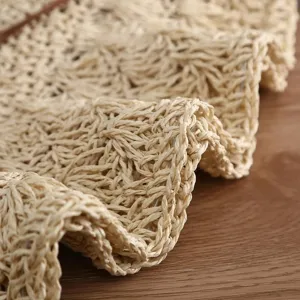 Détail de texture de chapeau de paille tissé à la main montrant un beau savoir-faire.