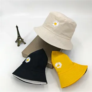 Nahaufnahme bestickter Gänseblümchen Fischerhüte mit feinen Details und Farben.