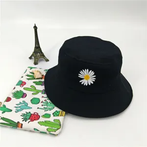 Schwarzer Fischerhut mit Gänseblümchen Stickerei für Damen und Herren. Sonnenschutz Hut.