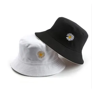 Klassischer Baumwoll-Fischerhut mit süßer Gänseblümchen-Bestickung, schwarz-weißer Stil.