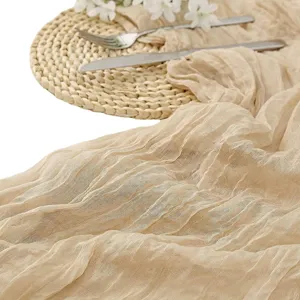 Beigefarbener Crinkle-Gaze-Tischläufer für Hochzeitsfeiern und elegante Esstischdekoration.