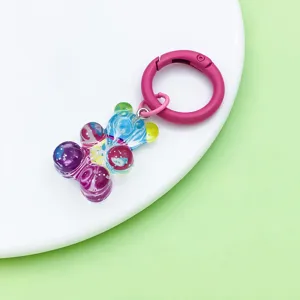 Llavero de anillo de resorte de aleación colorido con colgante de oso translúcido para joyas DIY.