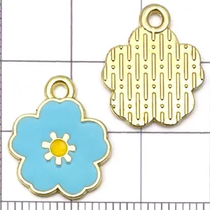 Détail de pendentif fleur émail bleu en alliage, charm bijou DIY double face pour collier bracelet.