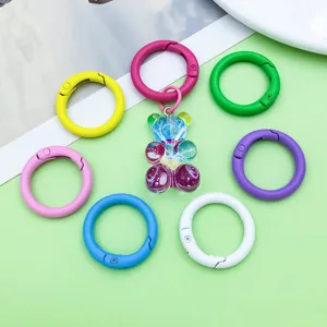 Anillos de resorte redondos de aleación colorida con lindo colgante de oso para joyería de llavero.