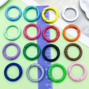 Anillos de resorte redondos de aleación de colores para llaveros y accesorios.