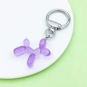 Detail van de paarse ballonhond sleutelhanger met leuke hanger en zilveren metalen sluiting.