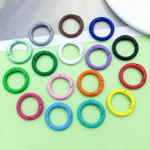 Anillos de resorte de metal coloridos para dijes de llavero DIY y accesorios de joyería.
