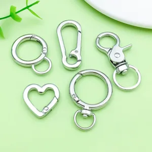 Detailaufnahme von verschiedenen silbernen Metall-sleutelhangers en haken voor sieraden.