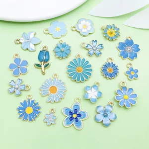 Détail de charms fleurs en émail bleu, pendentifs en alliage exquis pour colliers DIY.