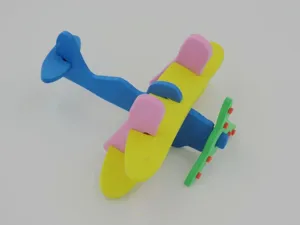 Primo piano dettagliato del giocattolo puzzle aereo 3D in schiuma colorata con pezzi ad incastro.