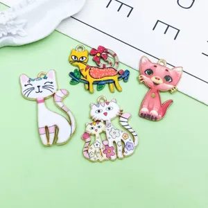 Pendentifs chat en alliage émaillé coloré pour accessoires de bijoux faits à la main.