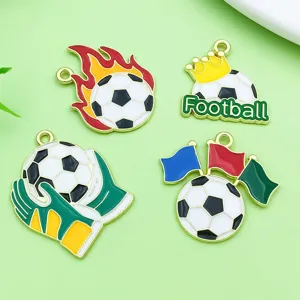 Gros plan de pendentifs de football de sport en email coloré, accessoires de bijoux DIY.