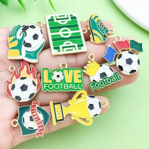 Details en gros plan de divers pendentifs de football en alliage emaille pour bijoux.