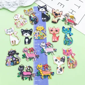 Breloques pendentifs chat dessin animé mignon en alliage émaillé coloré pour accessoires DIY.