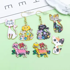 Pendentifs et charms de chat mignons en alliage émaillé coloré pour accessoires bijoux.