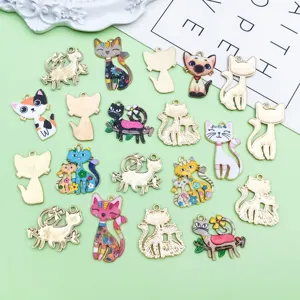 Gros plan de charmants pendentifs chat en alliage emaille colore pour accessoires de bijoux DIY.