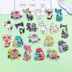 Vue détaillée de pendentifs chat mignons en alliage émaillé coloré pour bijoux faits main DIY.