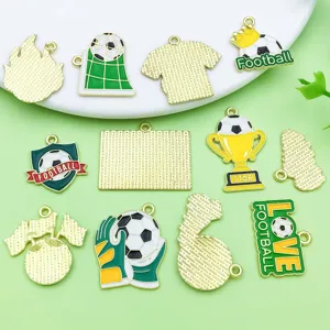 Gros plan de pendentifs en alliage émaillé de football mélangés, aux motifs sportifs divers.