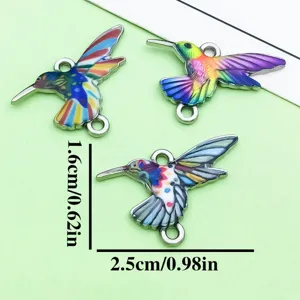 Primer plano detallado de colgantes de colibrí de aleación de esmalte para joyería artesanal.