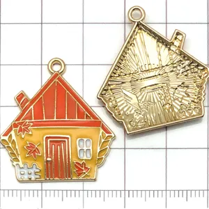 Detailansicht von Thanksgiving Haus Anhängern mit Ahornblättern und Emaille Legierung.
