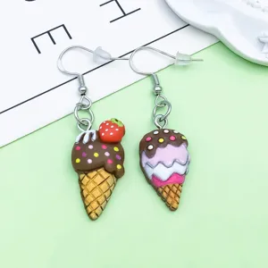 Leuke hars ijsje hoorn oorbellen detail, kleurrijke zoete dessert hangoorbellen.