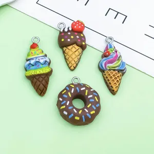 Gedetailleerd overzicht van kleurrijke hars ijs en donut bedels, perfect voor DIY handgemaakte sieraden.