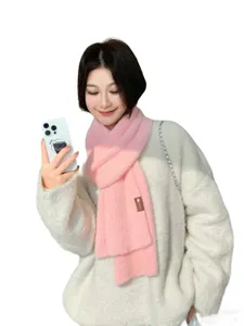 Gezellige roze pluizige winter sjaal detail, zachte Koreaanse stijl mode warme nekwarmer