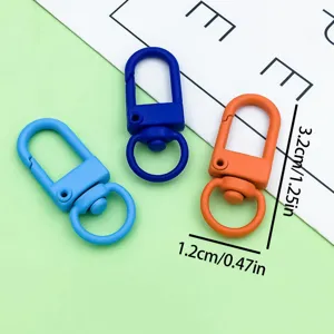 Nahaufnahme von bunten Metall Karabinerhaken ideal fur DIY Schlusselanhanger und Taschen.