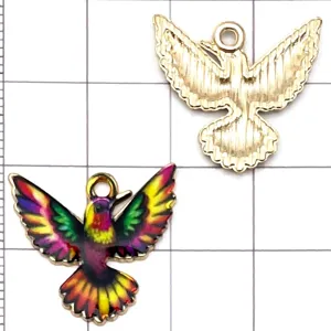 Detailansicht von bunten Emaille Kolibri und Gold Metall Anhänger Charms für DIY Schmuck.