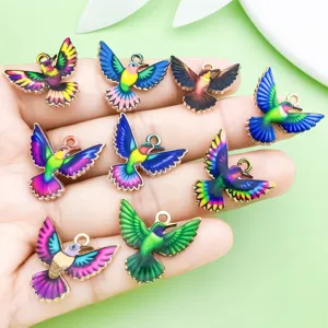 Nahaufnahme von bunten Emaillierten Kolibri Anhängern, Metalllegierung DIY Schmuck Zubehör.