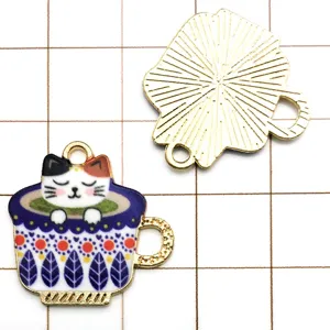 Simpatico ciondolo gatto in tazza smaltato in metallo per gioielli fai da te accessorio dettaglio.