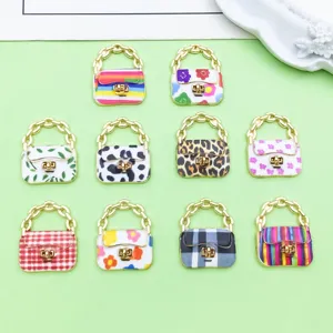 Vista dettagliata di ciondoli borsa in lega smaltata colorata per accessori fai da te.
