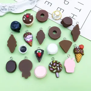 Detail van hars voedsel bedels, schattige miniatuur donuts en ijsje hangers voor knutselen.