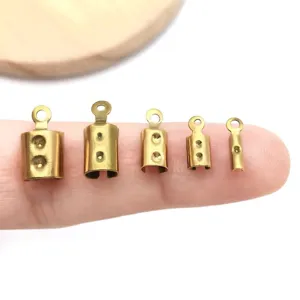 Terminales de cordón chapados en oro de acero inoxidable vista detallada para joyería.