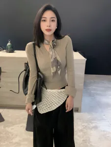 Top de punto en capas chic con bufanda elegante y falda de red en la cintura para mujeres.