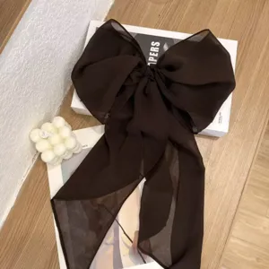 Écharpe ruban nœud en mousseline marron foncé, accessoire de coiffure élégant pour femme.