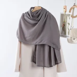 Écharpe longue unie grise pour femme, toucher lin et coton, accessoire élégant automne hiver détail