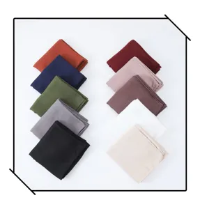 Hijab et foulard en lin et coton de couleur unie ensemble multicolore femme detail