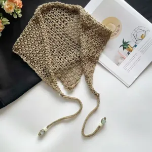 Pañuelo triangular de punto calado coreano, elegante accesorio de moda beige versátil.