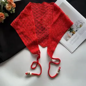 Pañuelo triangular de punto calado rojo pañuelo en la cabeza accesorio de moda.