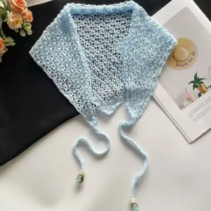 Pañuelo triangular de punto calado azul claro detalle, accesorio de moda elegante y estiloso.