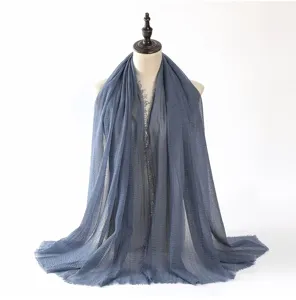 Gros plan détaillé de la texture en coton et lin bleu gris, douce et agréable à porter.